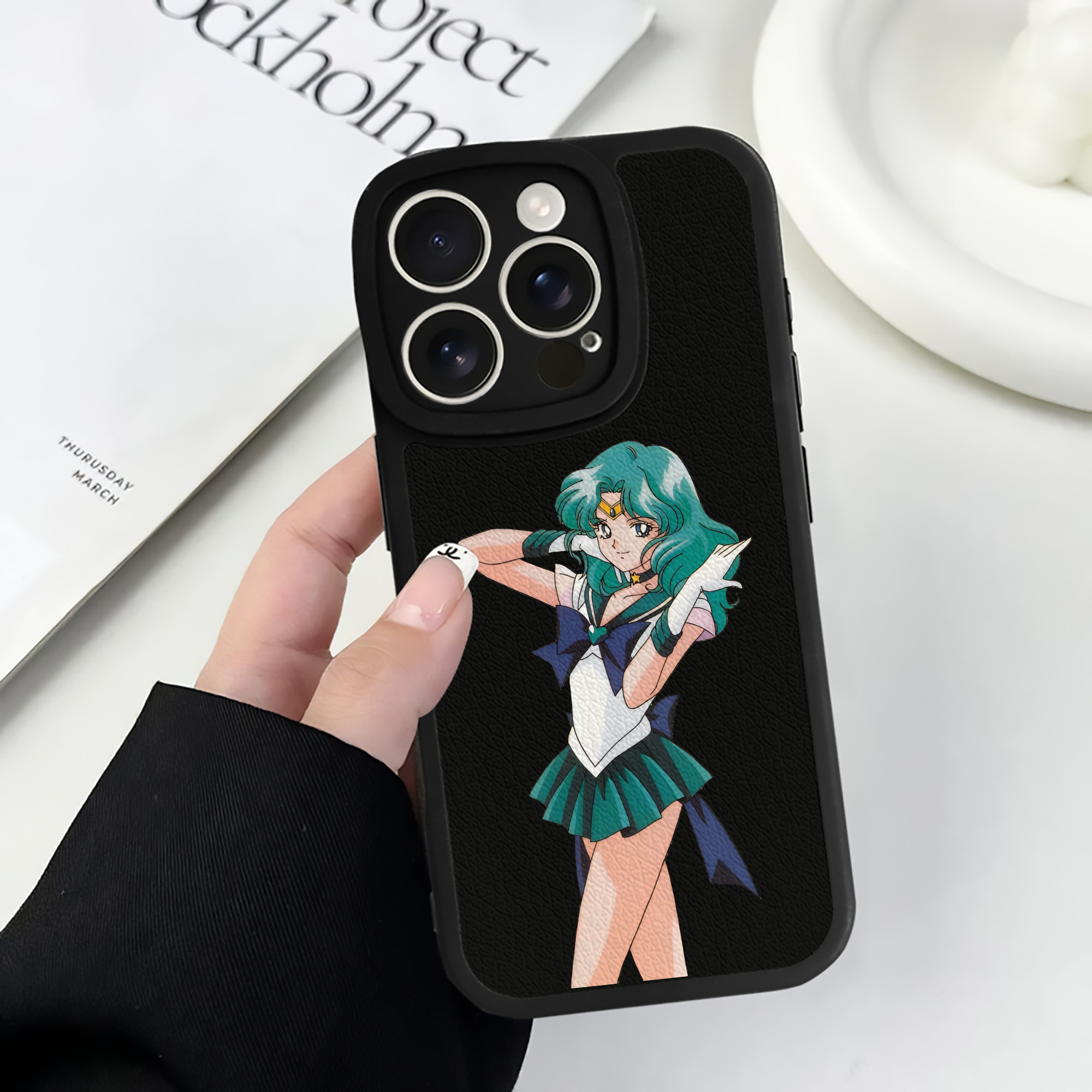（画像用） 美少女戦士セーラームーン 海王 みちる（かいおう みちる） Sailor Moon Kaiou Michiru 【iPhone 16シリーズ対応】シリコンスマホケース（レザー調） 材質：シリコン